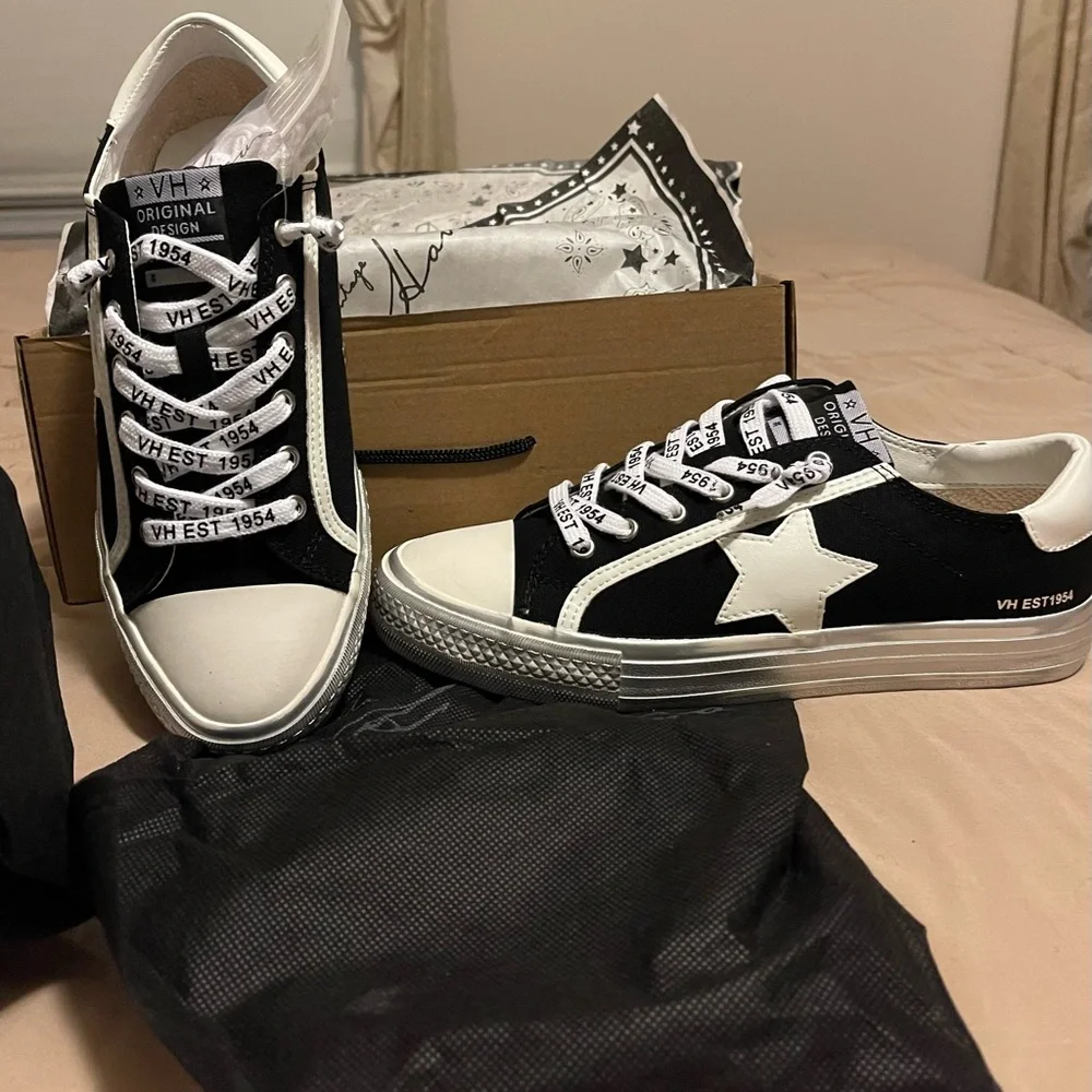 Vintage Havana Women’s Alive 23 Cruise Black and White Athletic Shoes